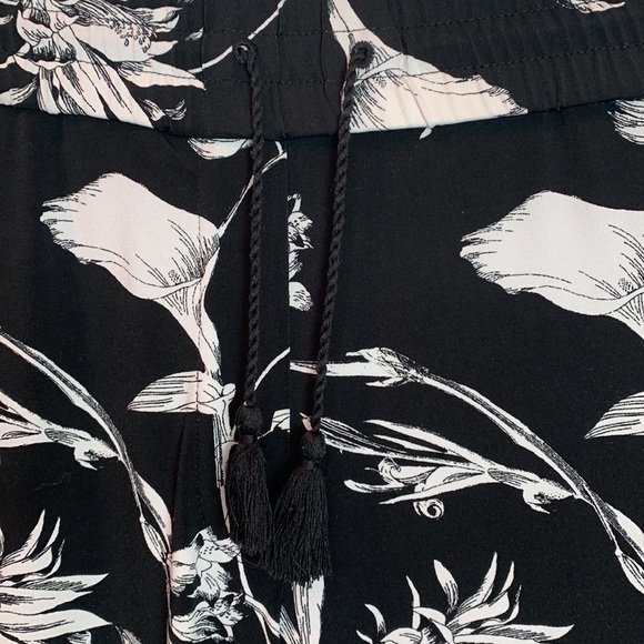 White House Black Market Floral Wide Leg Pants in
Midnight Bloom - Picture 6 of 8